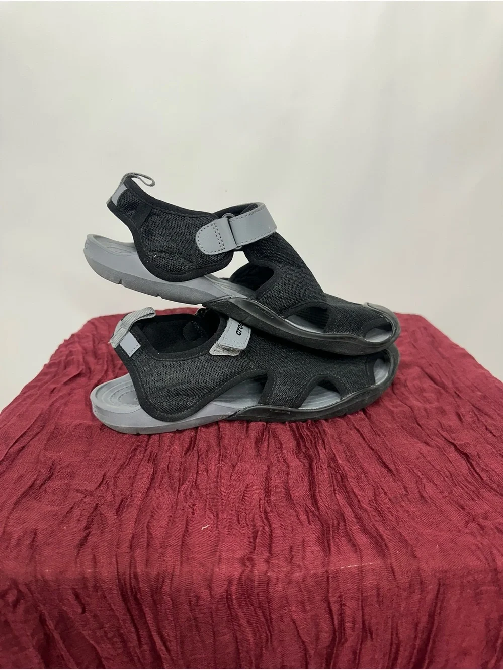 CROCS Men's Black and Gray Athletic Sandal- W7